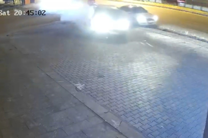 Bingöl'de kaza anı kamerada: İş yerine çarpmaktan son anda kurtuldu