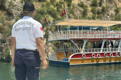 Birecik Baraj Gölü'nde arızalanan teknedeki 40 kişi kurtarıldı