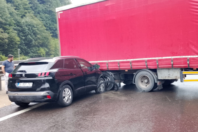 Bolu Anadolu Otoyolu'nda tırdan ayrılan dorseye çarpan otomobildeki 2 kişi yaralandı