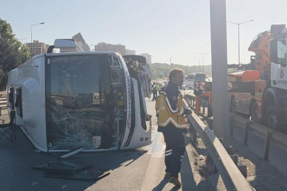 İstanbul'da bariyerlere çarpan midibüs devrildi: 12 yaralı
