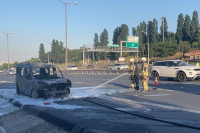 İstanbul Esenyurt TEM Otoyolu'nda hafif ticari araç alev alev yandı