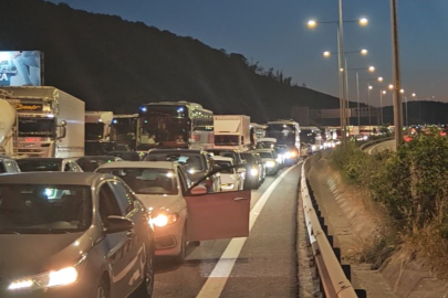 İstanbul Kuzey Marmara Otoyolu'nda kamyonun çarptığı tabela devrildi