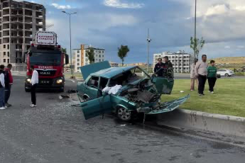 Kayseri'de refüje çıkan otomobil hurdaya döndü: 1’i ağır 4 yaralı