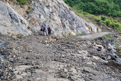 Osmaniye'de heyelan nedeniyle kapanan köy yolunda vatandaşlar halatlarla karşıya geçti