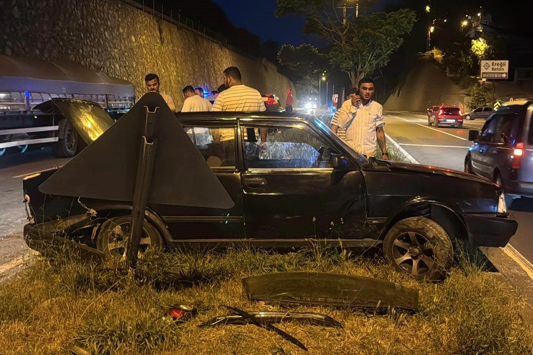 Zonguldak'ta otomobille çarpışan araç metrelerce sürüklendi