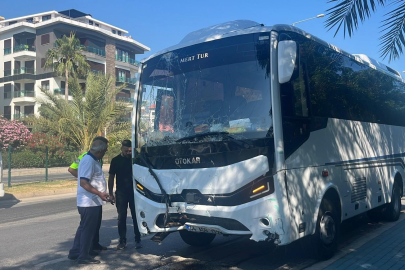 Antalya Alanya’da alkollü sürücünün kullandığı midibüs refüjü aşıp karşı şeride geçti