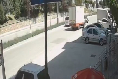 Elazığ'da karşı şeride geçen otomobil, kamyonetle çarpıştı