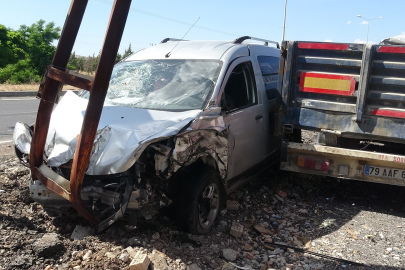 Kilis'te ters yönden giden hafif ticari araç direğe çarptı: 1 yaralı
