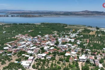 Bursa'da balıkçı Ahmet ile leyleğin 10 yıllık kahvehane randevusu