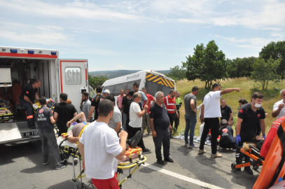 Edirne'de yolcu minibüsü tıra çarptı: 16 yaralı