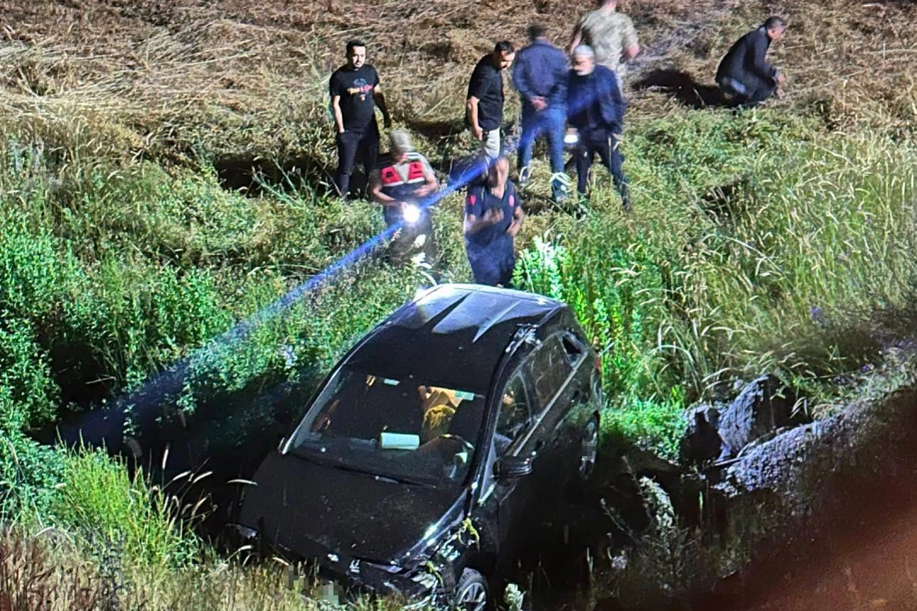 Elazığ’da kontrolden çıkan cip köprüden dereye uçtu: 3 yaralı