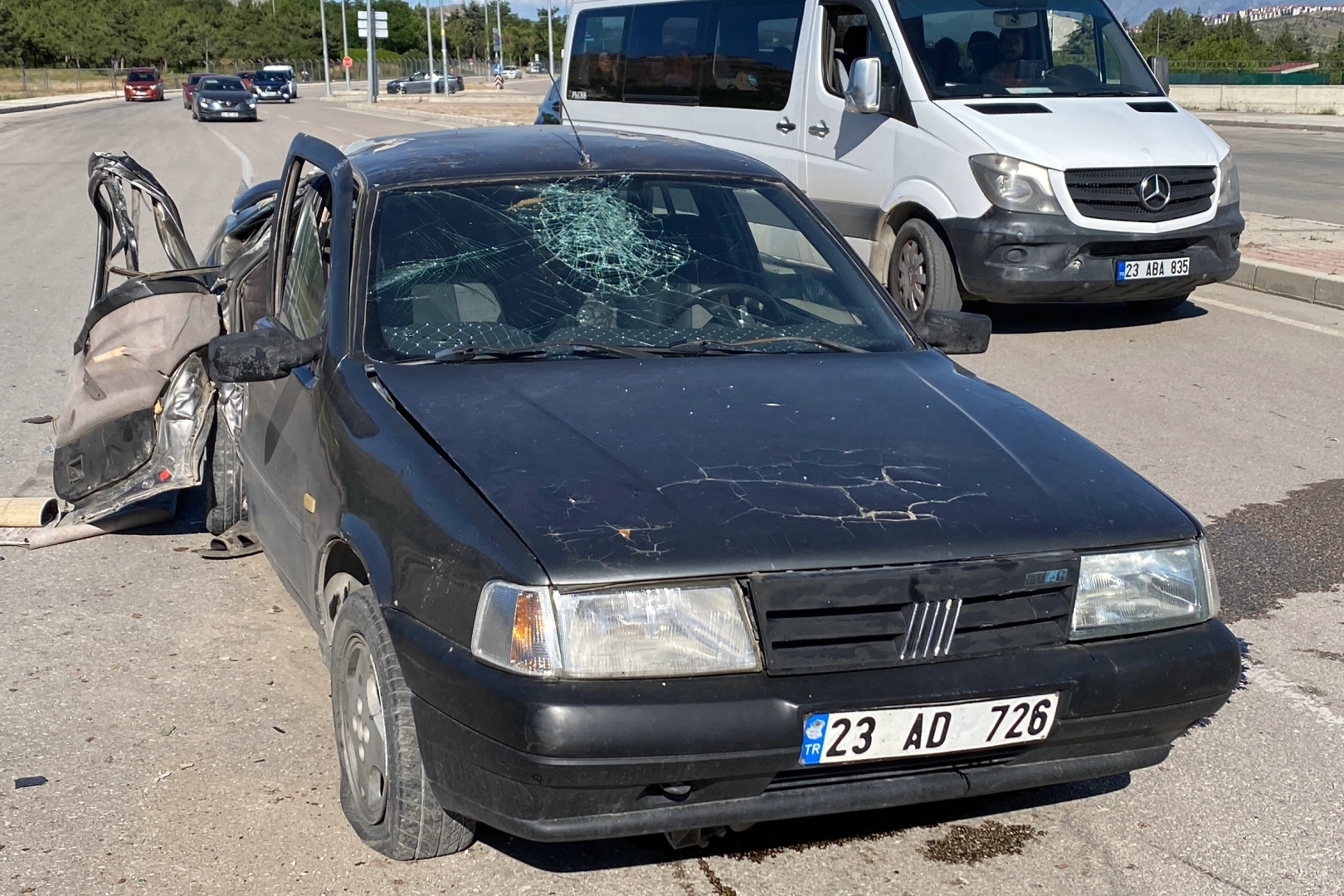 Elazığ’da otomobil, aydınlatma direğine çarptı