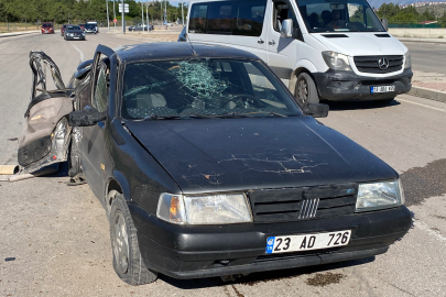 Elazığ’da otomobil, aydınlatma direğine çarptı