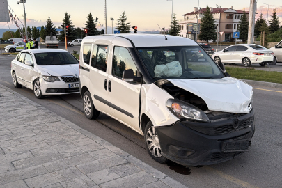 Erzurum'da hafif ticari araçla otomobilin çarpıştığı kazada 3 kişi yaralandı
