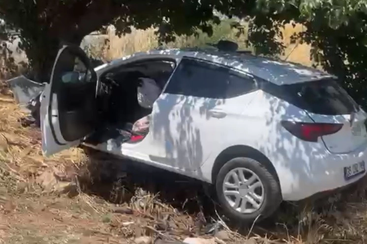 İzmir'de sollama yaparken ağaca çarptı: 4 ağır yaralı