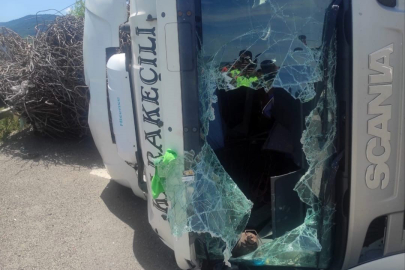 Karabük'te hurda demiri yüklü tır devrildi: 1 yaralı