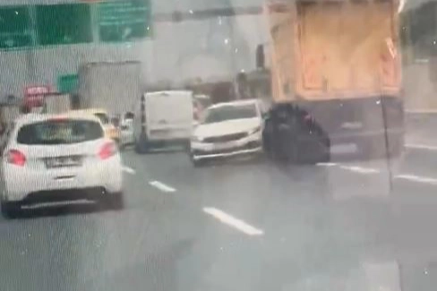 Kuzey Marmara Otoyolu’nda korku dolu anlar: Tır otomobili önüne alıp sürükledi