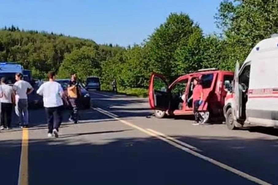Ordu'da kontrolden çıkan araç, park halindeki araca çarptı: 3 yaralı