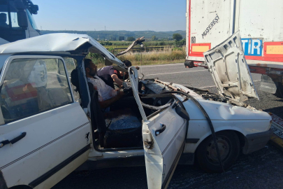 Osmaniye’de otomobil tıra çarptı: 3’ü çocuk 5 yaralı