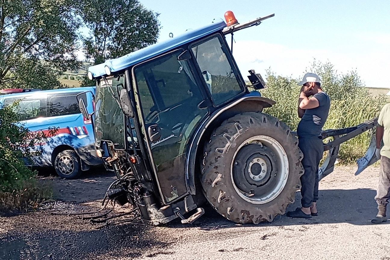 Tokat'ta otomobil ile çarpışan traktör ikiye bölündü: 2 yaralı