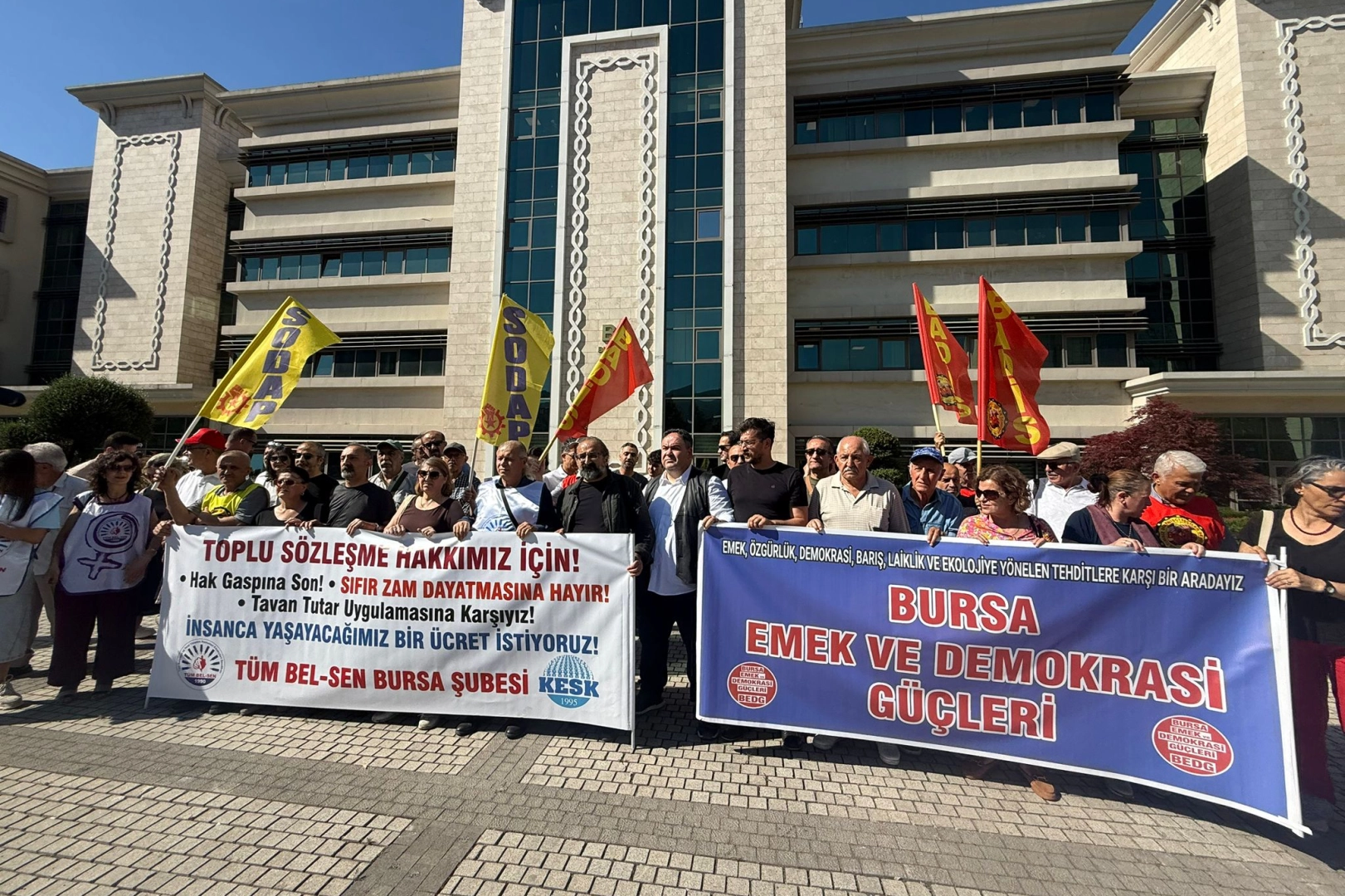 TÜM BEL-SEN’den Bursa büyükşehir önünde sert tepki: Toplu sözleşme hakkımız gasp ediliyor