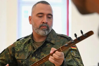 Alman askerî orkestrası bağlamayla tanıştı