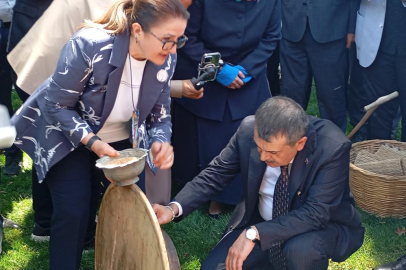 Bakan Tekin Bursa'da çınar altında türkü söyledi
