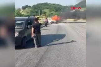 Bursa'da erik yüklü kamyonet alev alev yandı