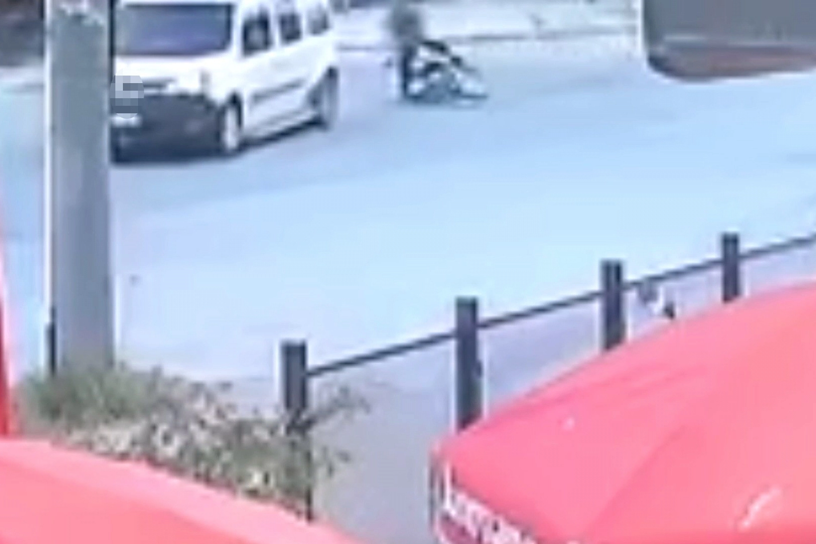 Bursa'da hafif ticari araç ile çarpışan motosikletin sürücüsü yaralandı