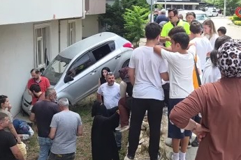 Bursa'da otomobil apartman bahçesine uçtu! Faciadan dönüldü