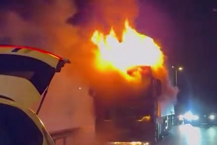 İstanbul Esenyurt TEM'de tır alevlere teslim oldu
