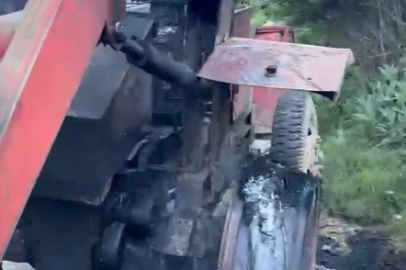 Kastamonu’da park halindeki karavan ile iş makinesi yandı