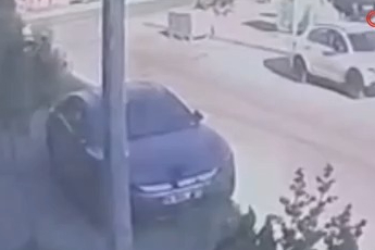 Bursa'da ehliyetsiz gencin kullandığı otomobil, motosiklet mağazasına daldı! 2,3 milyonluk zarar...