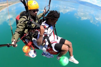 Yerli Camavinga'dan Bursa'da sınırları zorlayan şov! İznik Gölü'nün bin metre üzerinde top sektirdi