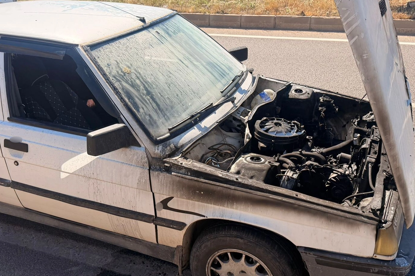Adıyaman'da seyir halindeki otomobil yandı