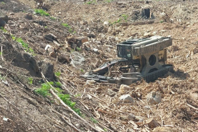 Antalya'da devrilen iş makinesinin altında kalan operatör hayatını kaybetti