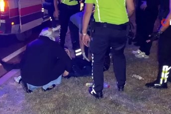 Bursa'da korkutan motosiklet kazası! Üzerine devrildi...
