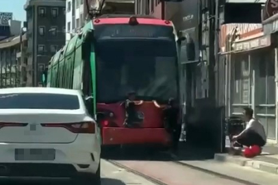 Bursa’da tehlikeli anlar: iki çocuk tramvayın arkasına tutunarak yolculuk yaptı