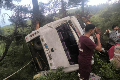 İzmir'de tarım işçilerini taşıyan midibüs devrildi: 22 yaralı!