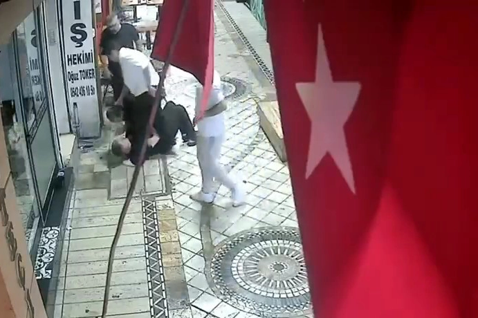 Kocaeli'de bir şahıs dört kişi tarafından öldüresiye darbedildi: Olay anı kameraya yansıdı