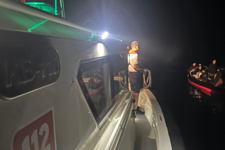 Muğla Bodrum açıklarında arızalanan lastik bottaki 32 düzensiz göçmen kurtarıldı