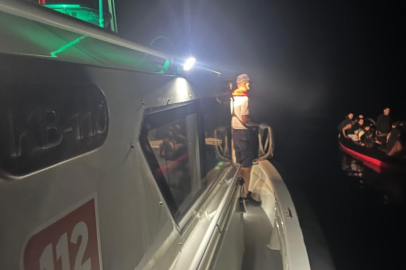 Muğla Bodrum açıklarında arızalanan lastik bottaki 32 düzensiz göçmen kurtarıldı