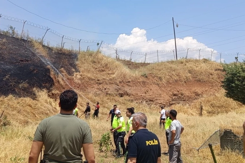 Siirt’te iş makinesinden çıkan kıvılcımı otluk alanı yaktı
