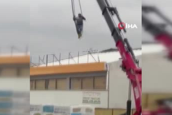 Ankara'da bir kişi vinçte sallandı: O anlar kameraya yansıdı