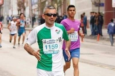 Bursa'da felçli bacağını iyileştirmek için başladığı koşuların ardından maraton sporcusu oldu
