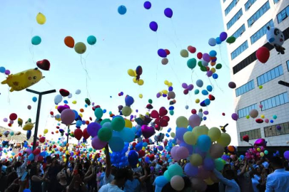 Bursa'da lösemiyi yenen ilkokul öğrencisi için gökyüzüne balonlar bırakıldı
