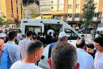 Hakkari'de binanın en üst katında intihara kalkışan şahsı son anda kurtardı