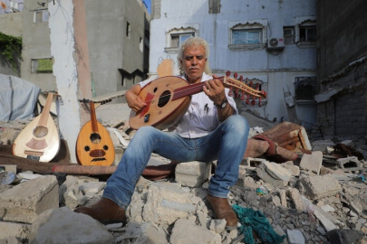 Gazzeli sanatçı Ebu Şaviş, müzik aletlerini onararak savaşla kırılan umutları yeşertiyor