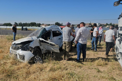 YKS'ye giden öğrencilerin bulunduğu otomobil tırla çarpıştı: 2 yaralı