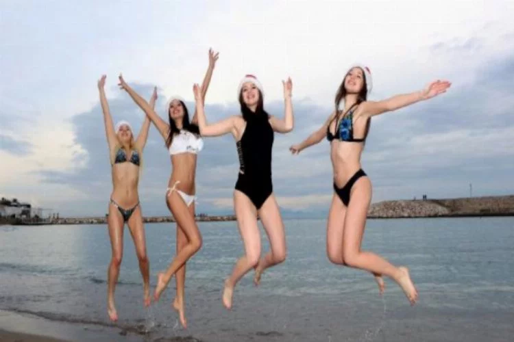 Rus güzeller yeni yıllı Türkiye'de denize girerek kutladı